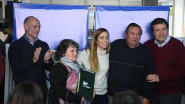 El gobernador Weretilneck y la intendenta Soria, ayer en Roca para una entrega de escrituras del IPPV. (Foto: Andrés Maripe)