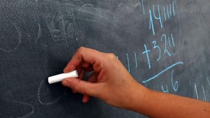 Pizarrón y tiza: los números de una llamativa licitación en Río Negro