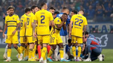 Advíncula se fue expulsado en Boca antes del minuto de juego.