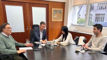 La diputada Lorena Villaverde y el delegado Enzo Fullone estuvieron ayer con el nuevo titular de Vialidad Nacional.