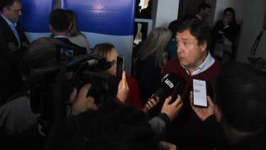 Weretilneck dijo ayer en Roca que sentía "una impotencia enorme" por las demoras en la ampliación de la Ruta 22. (Foto: Andrés Maripe)