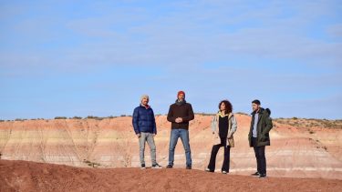 La barda como inspiración. Hernán Hock, Mauricio Costanzo y Sabina Muruat acompañan a Víctor Valdebenito en “Esperanza”, su primer disco.