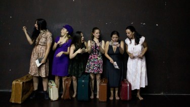 La obra sigue el viaje de seis mujeres y cada una de ellas lleva consigo una valija que contiene sus sueños, culpas, amores y dolores.