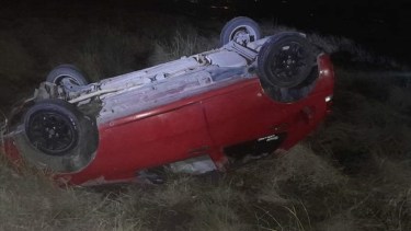 El auto quedó a unos pasos del río Negro. Foto Gentileza Norpatagonia Noticias