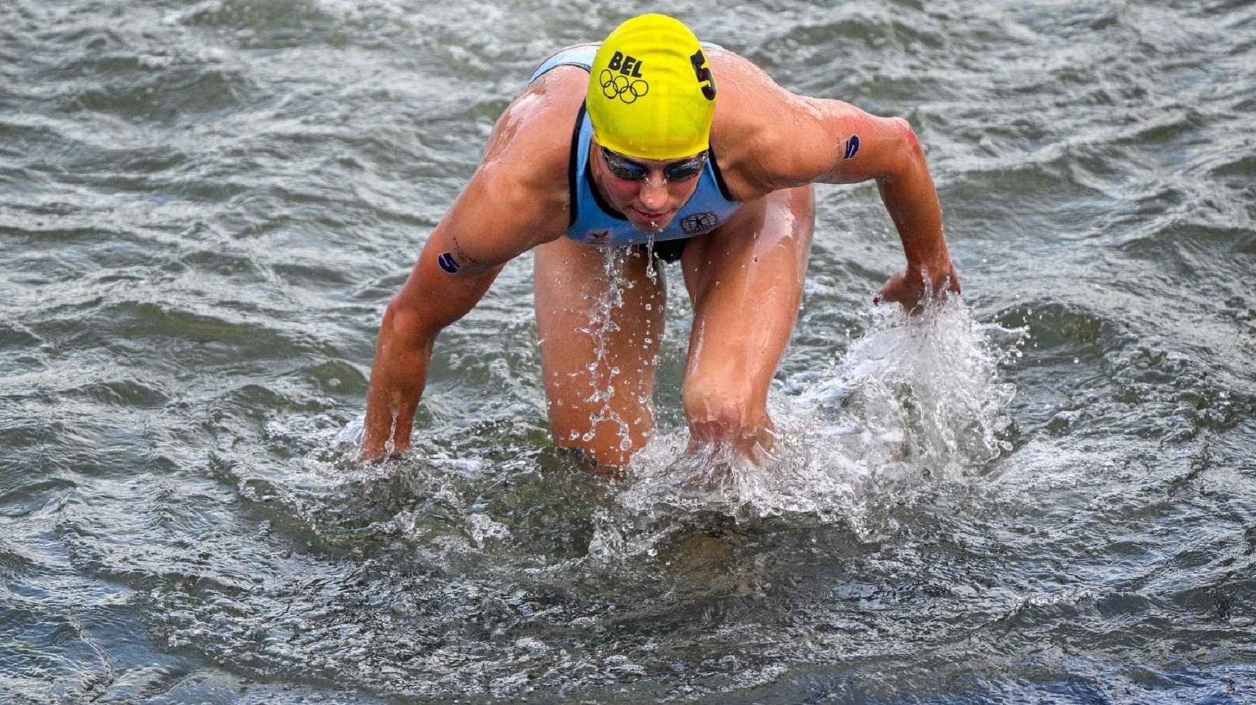 Una atleta de Bélgica fue internada tras nadar en el río Sena: apuntan ...