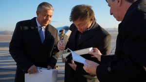 Javier Milei en Neuquén: mirá el cuchillo que le regaló Rolando Figueroa al presidente