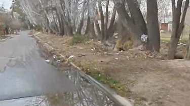 Agua, hojas y basura domiciliaria se combinan en la calle El Salvador, de Roca. 