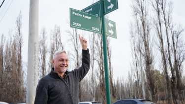 Pedro Aznar conoció la calle que lleva su nombre en Plottier: la emoción en medio de su gira