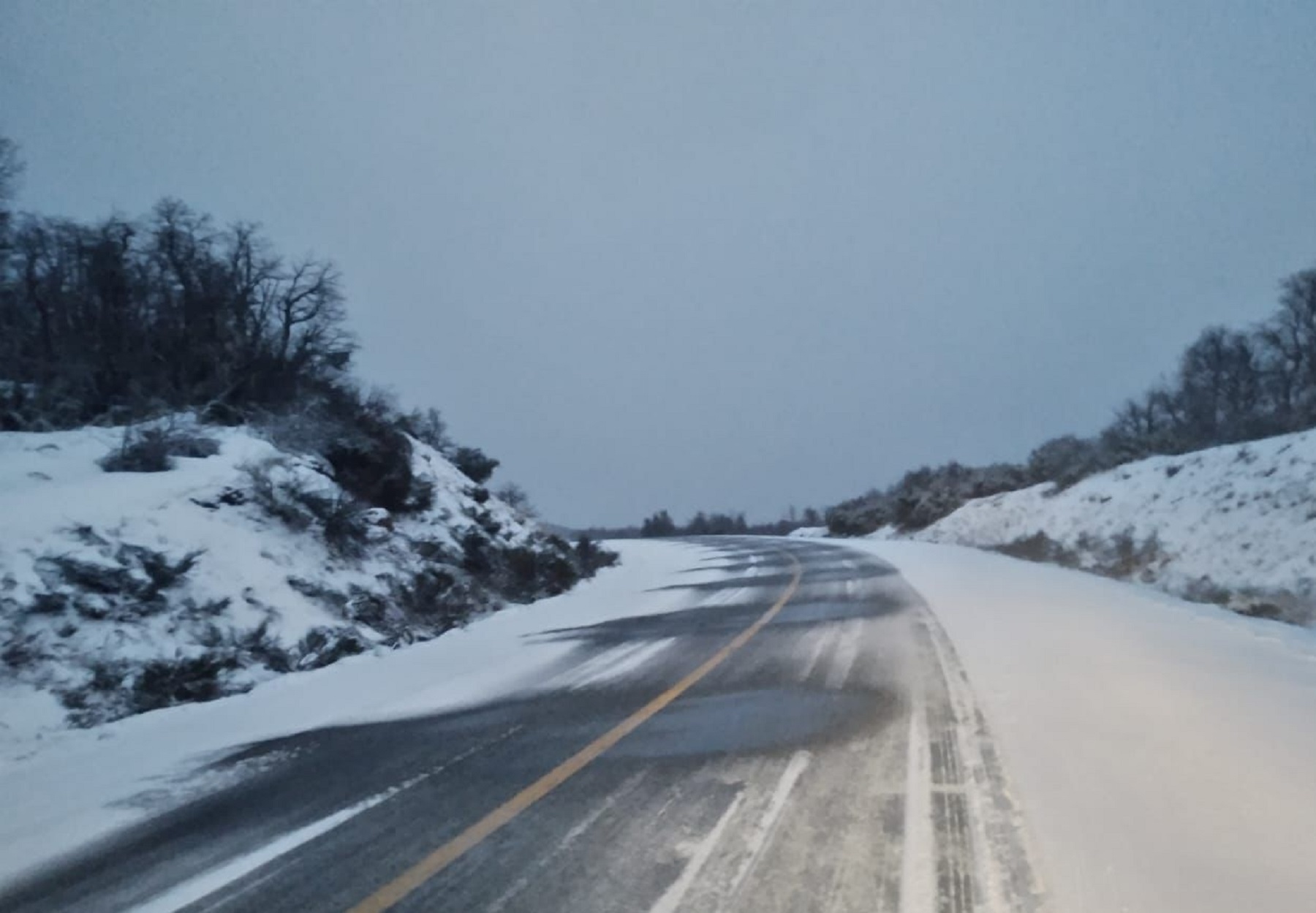 ¡Viajá con cuidado este fin de semana largo! Estas son las rutas afectadas por el temporal de nieve en Neuquén y Río Negro