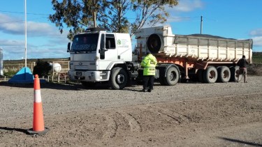 El camión transportaba áridos sin autorización desde Bahía Rosas. 