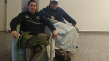 Trabajadores municipales se encadenaron en Centenario: cuál es el reclamo 