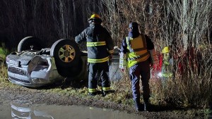 Vuelco en el acceso Centenario – Cinco Saltos: dos jóvenes terminaron hospitalizadas