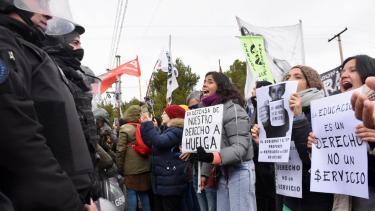 Video | Tras el cruce entre ATEN y la Gendarmería en los puentes carreteros Neuquén – Cipolletti, mañana sigue el paro