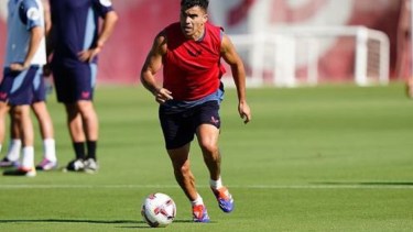 El Huevo Acuña entrenó con Sevilla antes de partir para Argentina. 