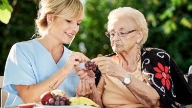 Cuidadora de adultos mayores.-
