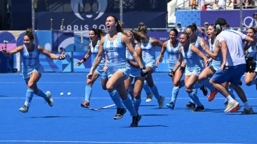 A semifinales. Cosentino ataja el cuarto penal de Alemania y se viene una montaña argentina en París. Triunfazo de Las Leonas. (AFP)