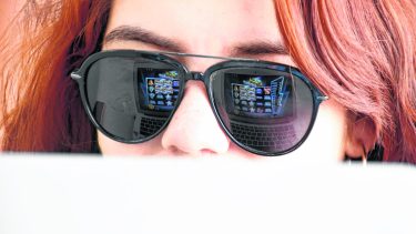 Buscan frenar las apuestan online de menores en Roca y Neuquén