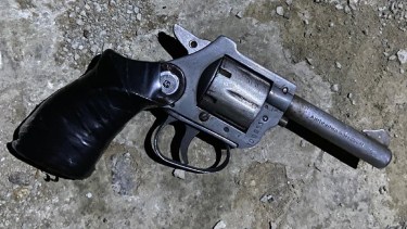 El arma secuestrada en el barrio Lavalle. 