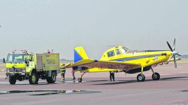 La operación de aviones hidrantes en temporada de incendios forestales es uno de los usos "imprescindibles" de la termina aérea. (archivo)