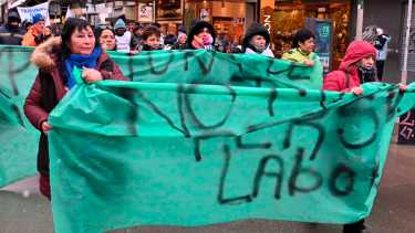 Los trabajadores municipales de Bariloche marcharon hacia el Centro Cívico con reclamos al intendente Cortés. Foto: Chino Leiva