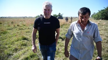 Burlando junto al papá de Loan. 