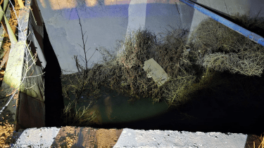 Cayó a un canal de Centenario tras perder el control de su moto. Foto: Centenario Digital