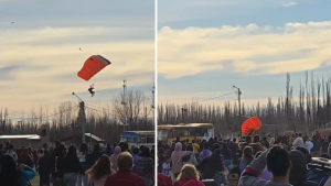 Cayó un paracaidista durante el festejo por el Día de las Infancias, en Centenario: fue trasladado a Neuquén