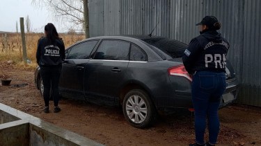 El auto encontrado en una chacra de Cervantes y que se habría usado en el robo en Regina. 