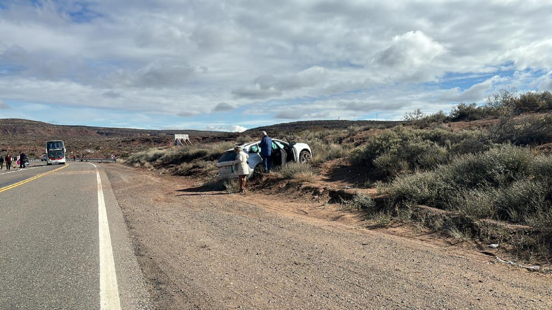 Por evitar un choque frontal cayó a un cañadón en la Ruta 237, cerca de ...