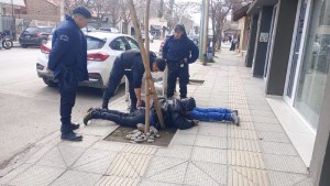 Los atraparon tratando de robar un comercio a plena luz del día y con barrotes en Cipolletti