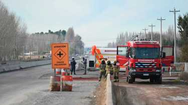 Video | Levantaron el corte de la Ruta 22 por el camión que volcó: cómo fue el operativo ante el riesgo de manipular el petróleo