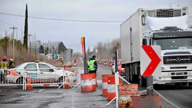 Camión volcado en Cipolletti. Foto: Florencia Salto. 