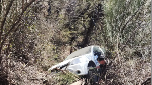 Desbarrancó tras perder el control de su auto en el acceso al cerro Perito Moreno de El Bolsón