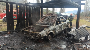 Incendio en El Bolsón: ardió en llamas un galpón y un auto