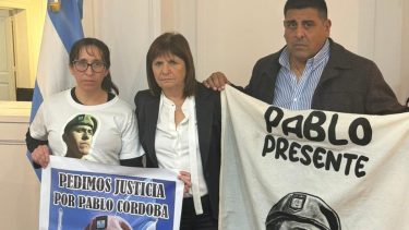 La familia del sodado Pablo Córdoba con Patricia Bullrich. Foto: gentileza.