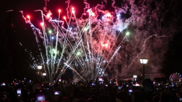 El empleo de fuegos de artificio en la Fiesta de la Nieve maravillaron a algunos espectadores y  generaron el fuerte rechazo de otros. (Marcelo Martínez)