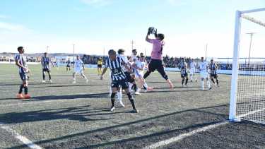 Cipolletti visitó a Deportivo Rincón. (Foto: Miguel Huentecol).