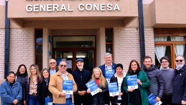 Los intendentes firmantes en Conesa, con el senador Doñate, y legisladores y concejales peronistas. Foto: Gentileza