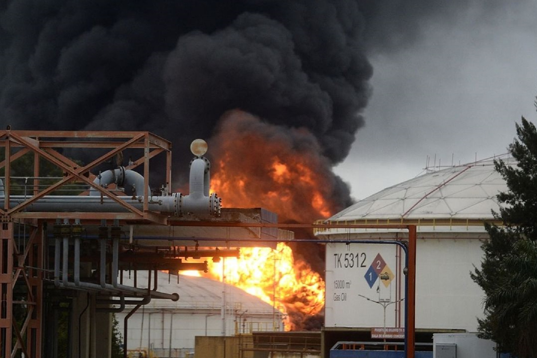 Incendio en la refinería de YPF en Ensenada, la más grande del país ...