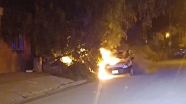 Investigan en Viedma el incendio de un auto que alertó a todo un barrio