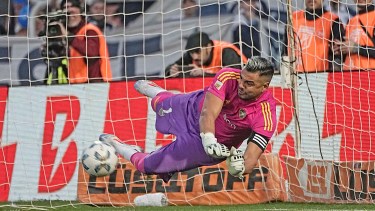 Romero le atajó el penal a su excompañero Sebastián Villa en el primer tiempo.