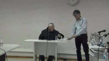 Le exhiben a un testigo el cuchillo con el cual se cometió el crimen en Junín de los Andes. (Captura Zoom)