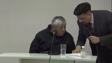 El defensor Nestares Camargo junto a un testigo, en la primera jornada del juicio oral. (Captura Zoom)