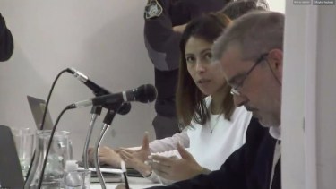 La querellante Caren Salamanca y el fiscal Manuel González durante los alegatos. (Captura Zoom)