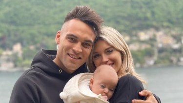 El hijo del delantero comenzó a caminar y tras un leve descuido casi termina lastimado. 