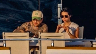 Los enamorados se escaparon del drama mediático y se pasean en un lujoso yate por la costa de México.