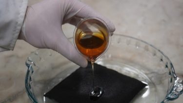 La manta tiene características únicas: está fabricada con biopolímeros y es reutilizable. Foto: gentileza