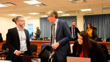 El querellante Alfaro y el fiscal jefe Breide Obeid, durante el juicio por jurados. (Archivo/Cecilia Maletti)