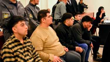 Los cinco imputados en el abuso contra la mujer que luego fue víctima de femicidio. (Archivo/Cecilia Maletti)