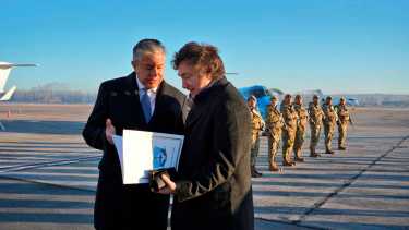 El gobernador de Neuquén, Rolando Figueroa, recibió al presidente, Javier Milei en su visita a Neuquén. Foto: https://x.com/Rolo_Figueroa